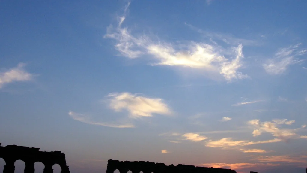 Acquedotti romani al tramonto nel Parco degli Acquedotti