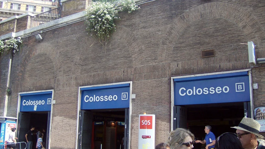 Ingresso della stazione Colosseo della Metro B a Roma, con tre accessi sotto il muro in mattoni