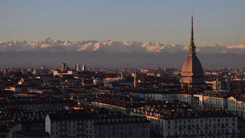 Piazza della Madonna dei Monti al mattino, tappa centrale di una passeggiata nel quartiere