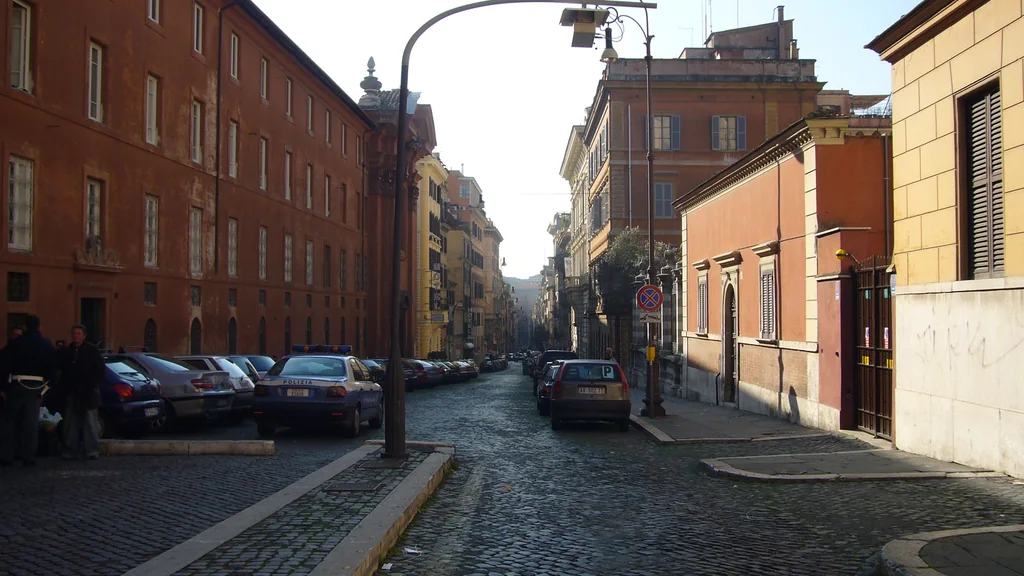 Via Urbana nel Rione Monti a Roma, con strada in sampietrini e palazzi ai lati