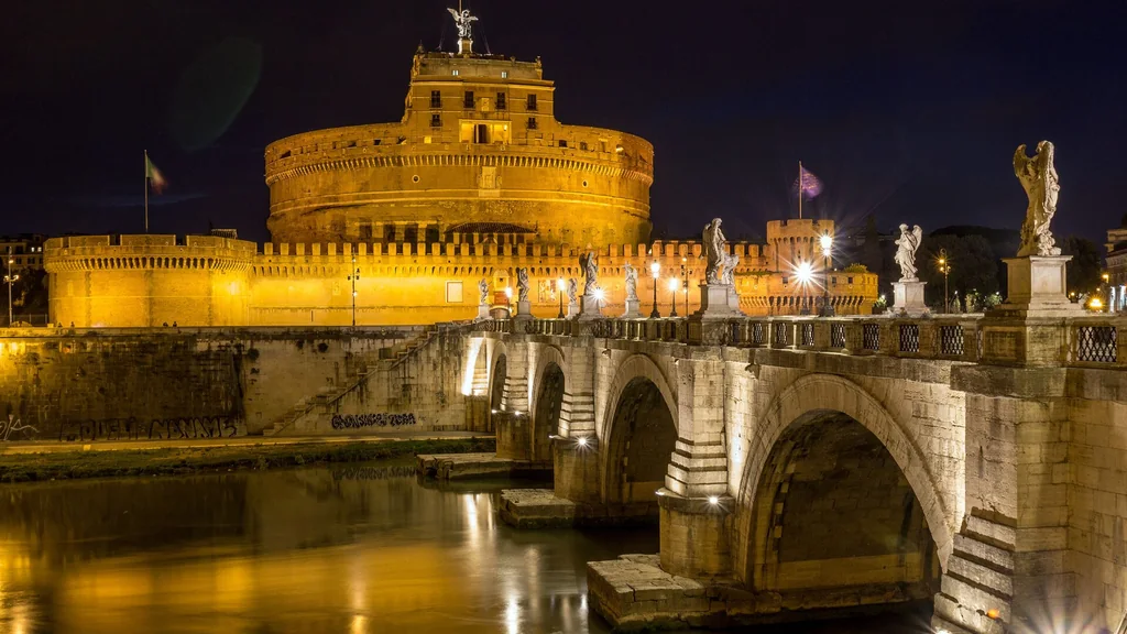 Roma di sera lungo il Tevere con Castel Sant’Angelo illuminato