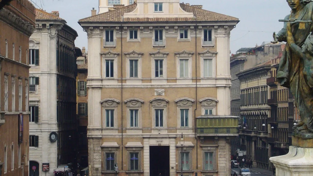 Palazzo Bonaparte affacciato su Piazza Venezia a Roma