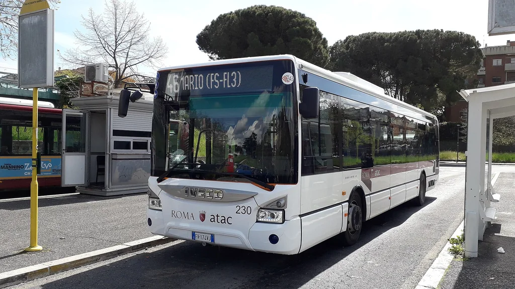 Autobus urbano ATAC fermo a Roma come immagine dei collegamenti utili per i rientri serali