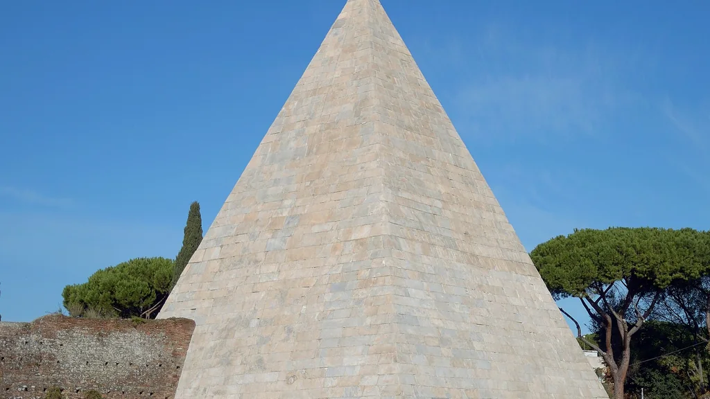Piramide Cestia accanto a Porta San Paolo a Roma