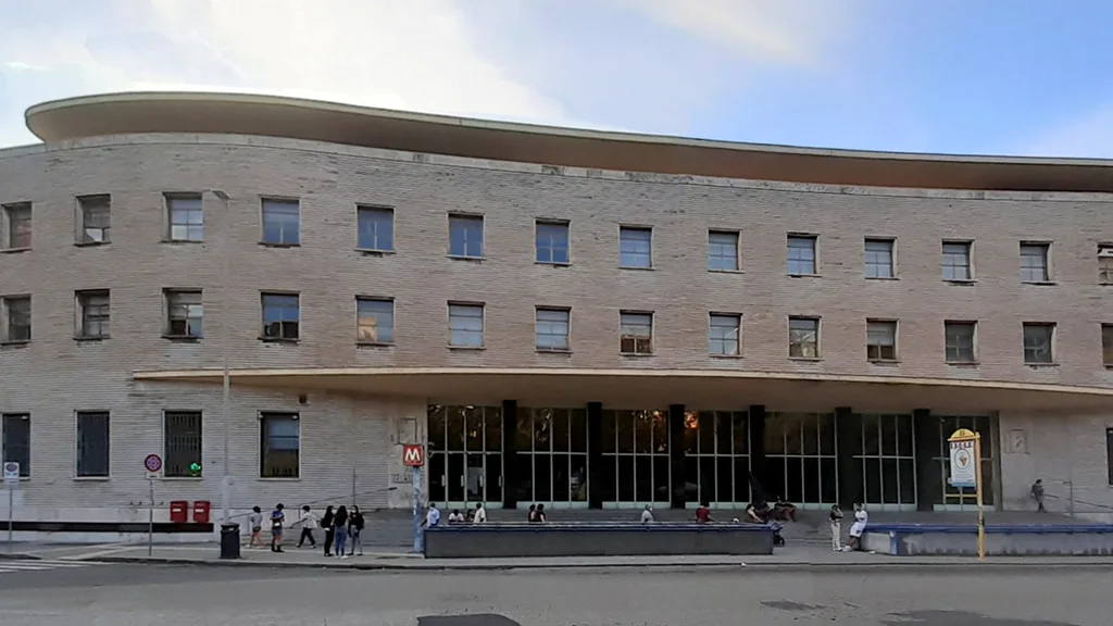 Edificio postale curvo di Piazza Bologna a Roma visto frontalmente