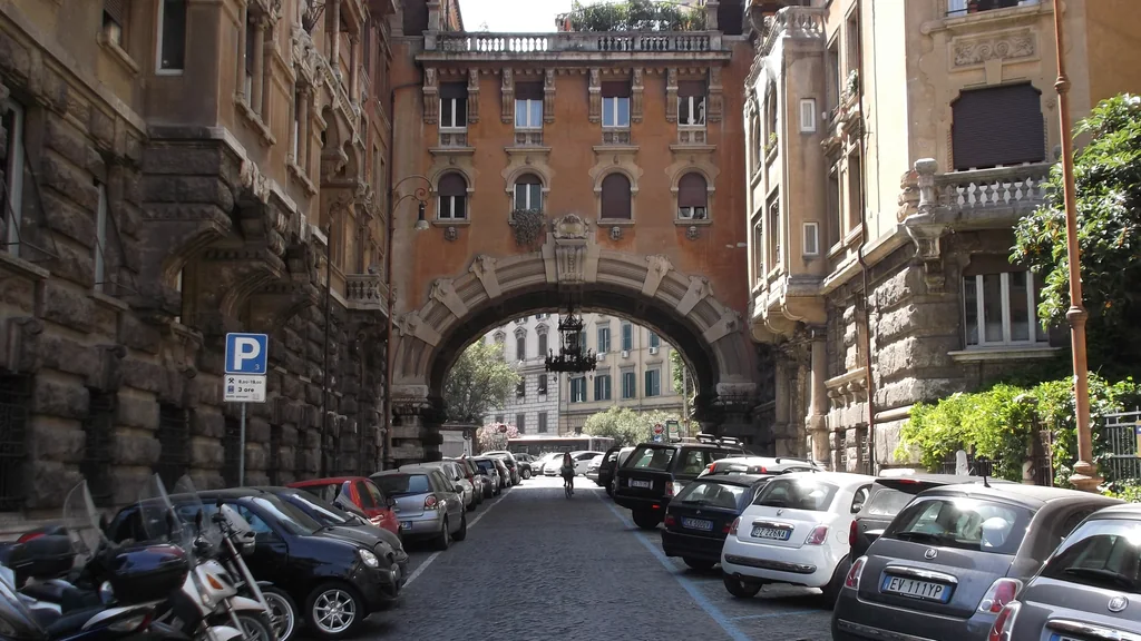 Arco dei Palazzi degli Ambasciatori nel Quartiere Coppedè a Roma