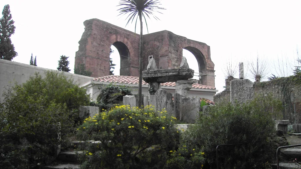Villa Celimontana sul Celio a Roma, con resti archeologici e verde lungo il percorso pedonale