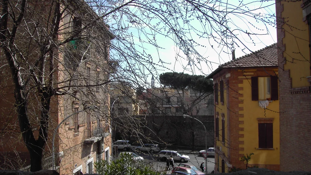 Viale Giotto nel quartiere San Saba a Roma con edifici residenziali e alberi