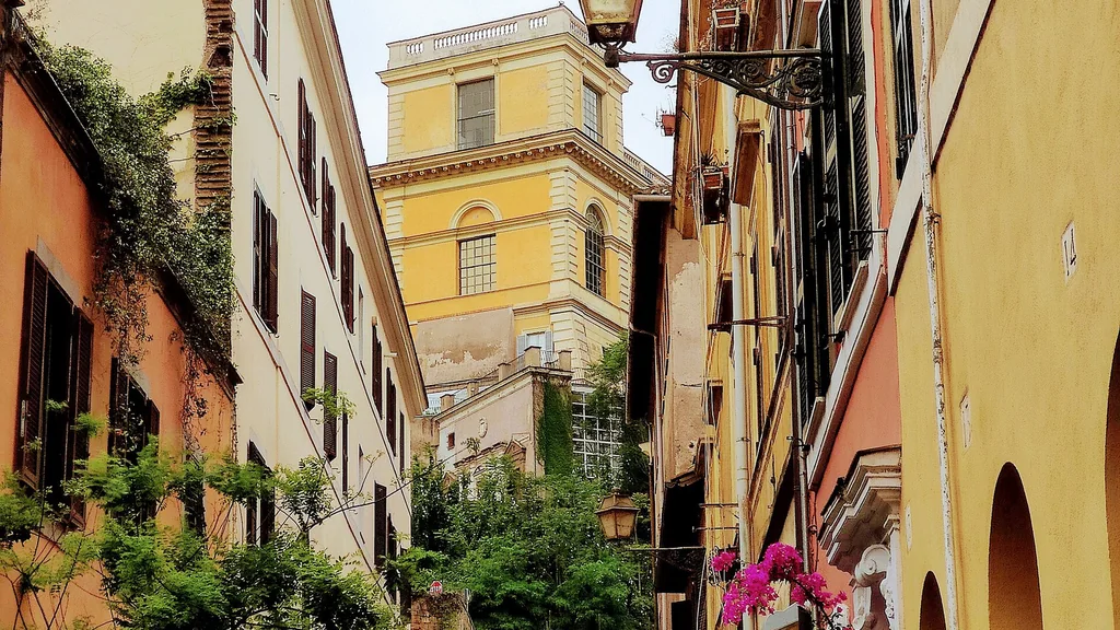 Una strada del quartiere Trastevere a Roma
