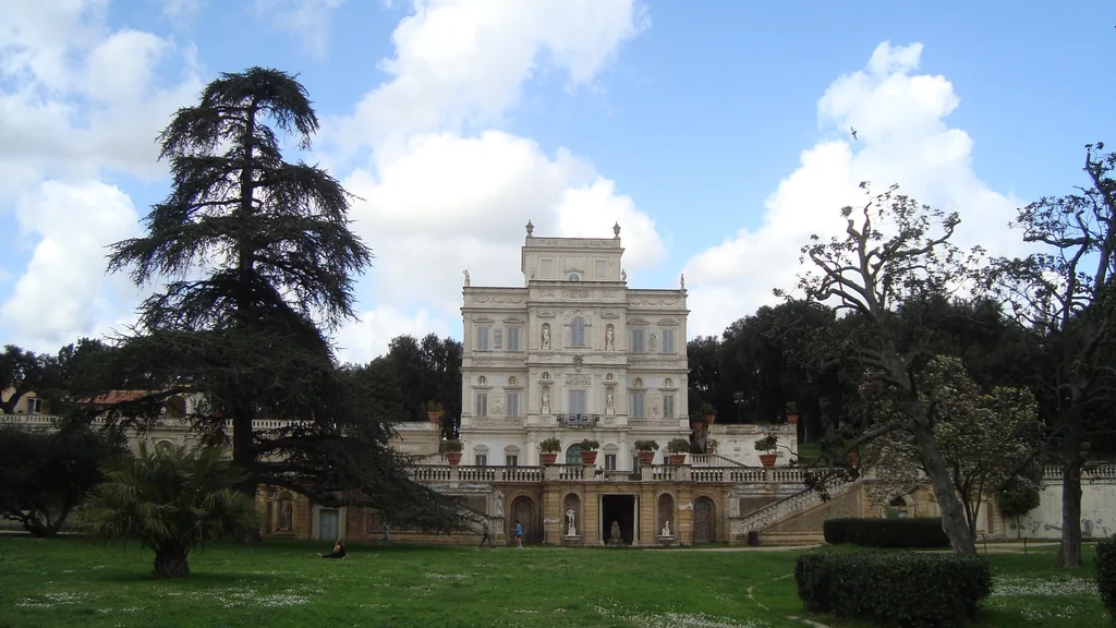 Casino del Bel Respiro a Villa Doria Pamphilj visto oltre un prato verde e alberi