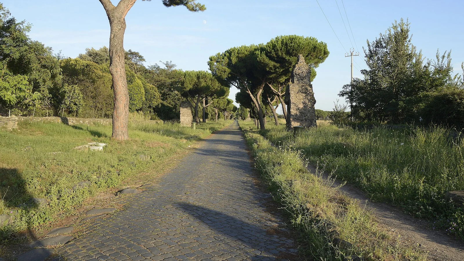 Appia Antica nel tardo pomeriggio: un itinerario a piedi lontano dal traffico