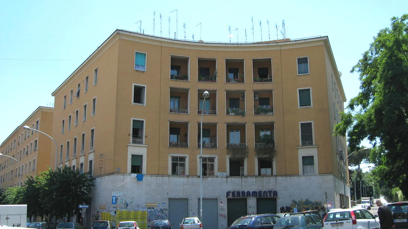Garbatella a piedi: cortili, lotti e piazze che raccontano una Roma lontana dalle cartoline
