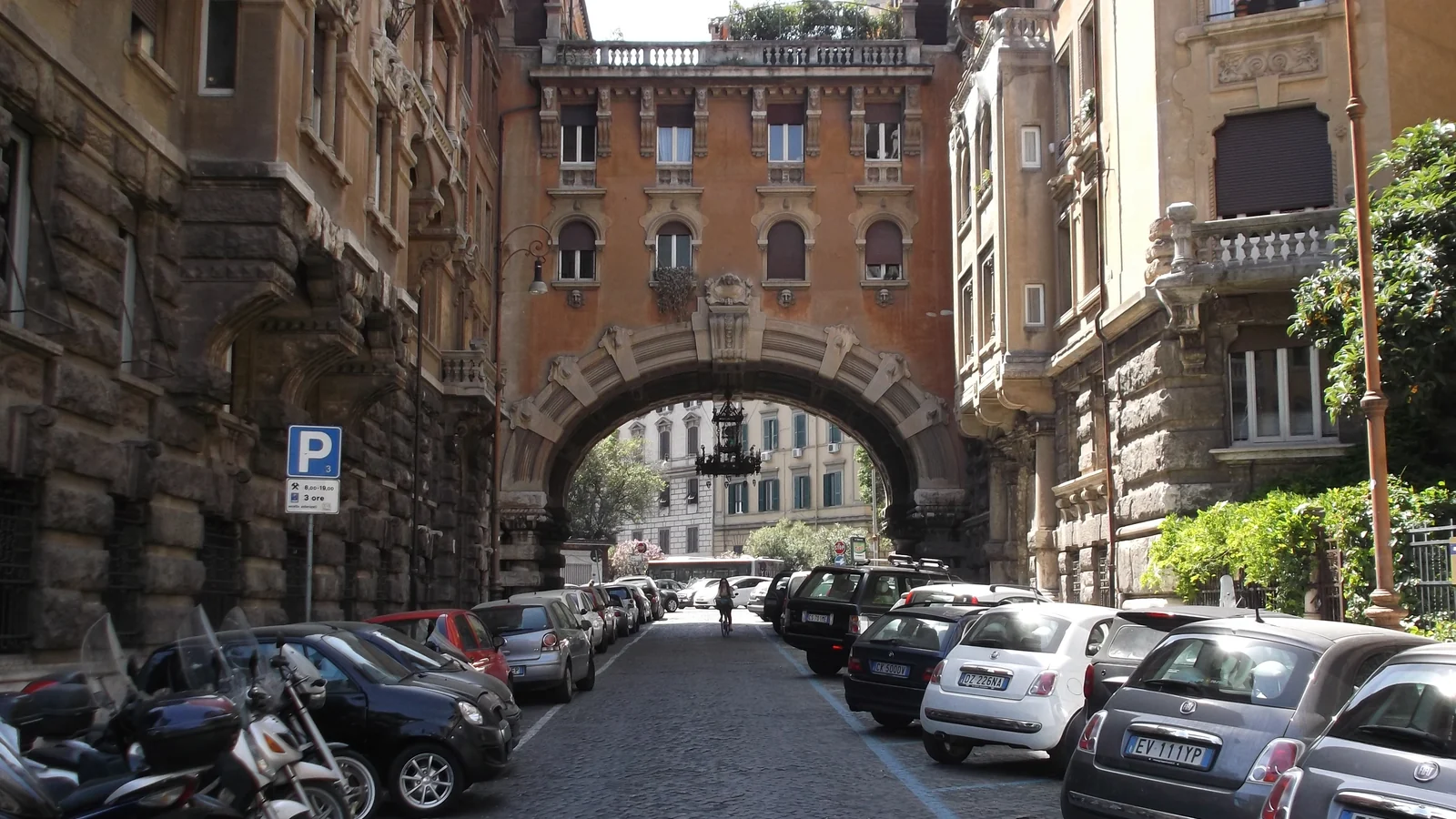 Quartiere Coppedè a piedi: il giro breve per vedere i dettagli che si perdono passando in auto
