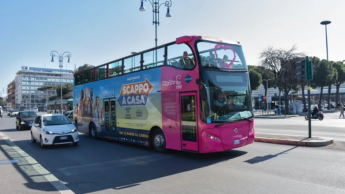 Prendere un autobus a Roma con due linee possibili: come scegliere quella più comoda